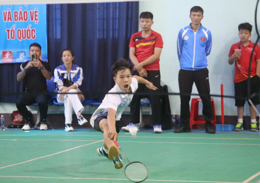 Anh Hợp (thứ 2 từ phải sang) dõi mắt theo cậu học trò cưng Tuấn Khang thi đấu tại Hội khỏe Phù Đổng toàn tỉnh lần thứ XI-năm 2023. Ảnh: P.D Anh Hợp (thứ 2 từ phải sang) dõi mắt theo cậu học trò cưng Tuấn Khang thi đấu tại Hội khỏe Phù Đổng toàn tỉnh lần thứ XI-năm 2023. Ảnh: P.D