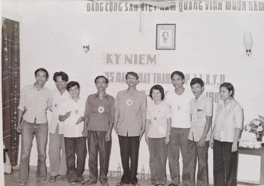 Phó Tổng Giám đốc Đỗ Phượng (giữa); nhà báo Nguyễn Thị Tỳ, Bí thư chi bộ đoàn S78 và các cán bộ đoàn chuyên gia trong lễ kỷ niệm 35 năm thành lập TTXVN tại Phnom Penh (9/1980) Phó Tổng Giám đốc Đỗ Phượng (giữa); nhà báo Nguyễn Thị Tỳ, Bí thư chi bộ đoàn S78 và các cán bộ đoàn chuyên gia trong lễ kỷ niệm 35 năm thành lập TTXVN tại Phnom Penh (9/1980)