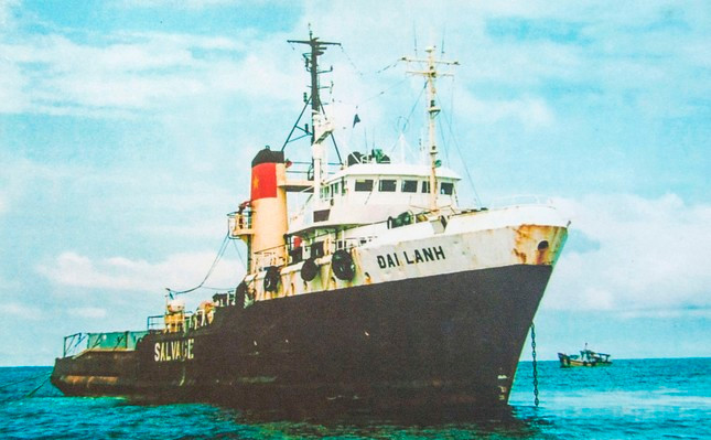 Tàu Đại Lãnh tham gia trục vớt cổ vật vào năm 2002.