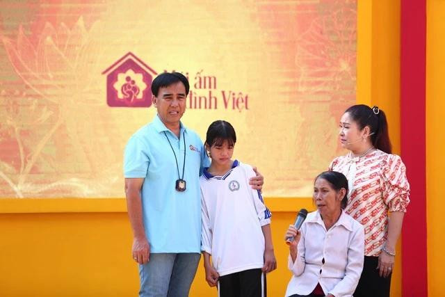 Quyền Linh chia sẻ với nhiều mảnh đời khó khăn trong Mái ấm gia đình Việt