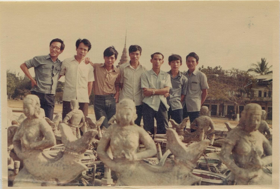 Các phóng viên TTXVN tại Phnom Penh. Từ trái sang: Lê Sơn, Vũ Khắc Cư, Phạm Quốc Khánh, Trần Mai Hưởng, Phó trưởng đoàn S78 Trần Hữu Năng, Trần Quốc Hải và Lê Trọng Thư. Các phóng viên TTXVN tại Phnom Penh. Từ trái sang: Lê Sơn, Vũ Khắc Cư, Phạm Quốc Khánh, Trần Mai Hưởng, Phó trưởng đoàn S78 Trần Hữu Năng, Trần Quốc Hải và Lê Trọng Thư.