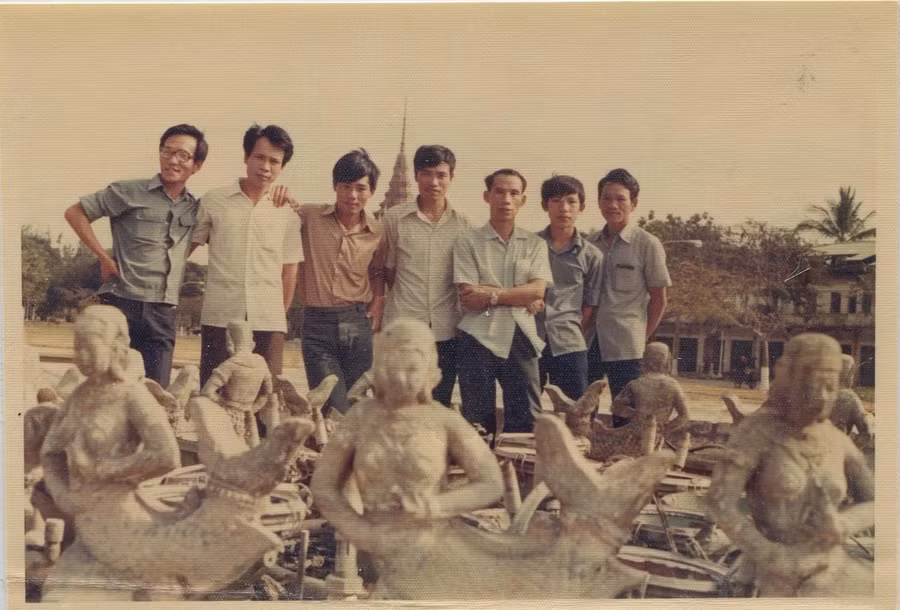 Các phóng viên TTXVN tại Phnom Penh. Từ trái sang: Lê Sơn, Vũ Khắc Cư, Phạm Quốc Khánh, Trần Mai Hưởng, Phó trưởng đoàn S78 Trần Hữu Năng, Trần Quốc Hải và Lê Trọng Thư.