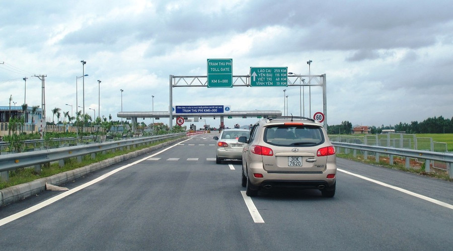 Phương tiện lưu thông đến trạm thu phí đường Cao tốc Nội Bài-Lào Cai. Ảnh: Việt Hùng/Vietnam+ Phương tiện lưu thông đến trạm thu phí đường Cao tốc Nội Bài-Lào Cai. Ảnh: Việt Hùng/Vietnam+