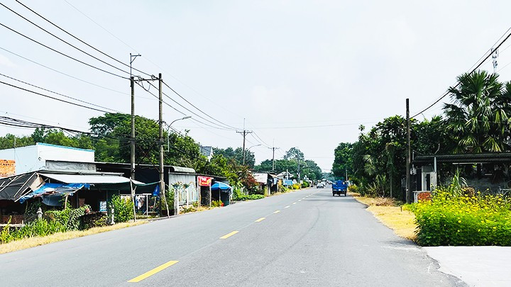 Từ khi công trình chưa hoàn thành, nhiều hộ dân đã trồng thêm hoa cảnh dọc hai bên Tỉnh lộ 7 tạo cảnh quan đẹp mắt.