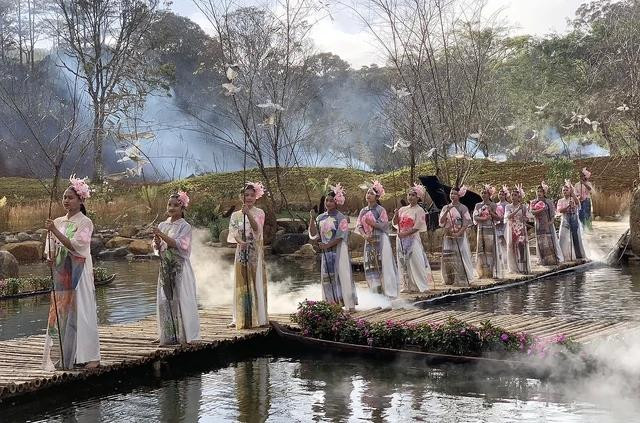 Hàng trăm người mẫu lần lượt thể hiện các bộ sưu tập áo dài