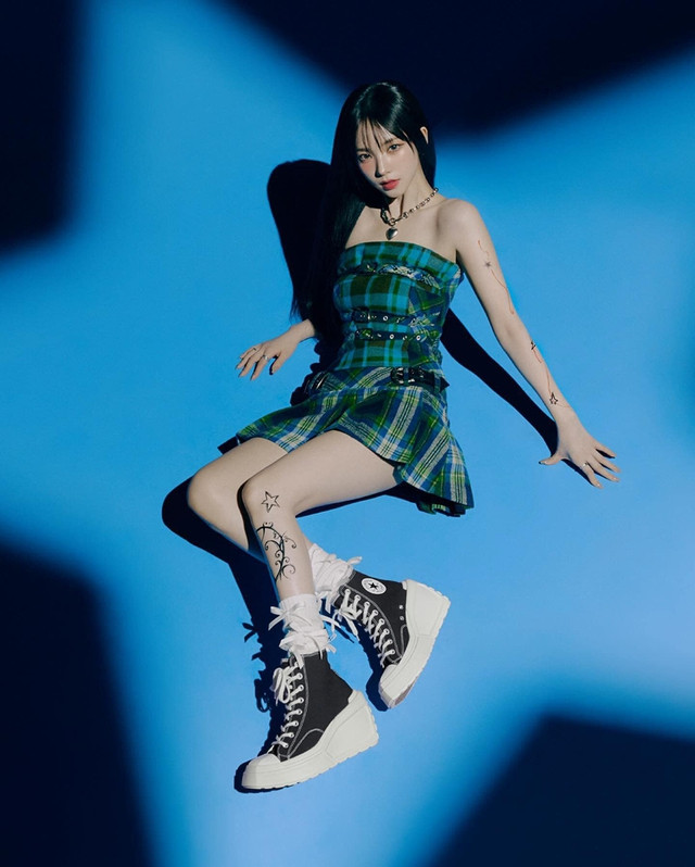 Thương hiệu thời trang Converse không còn là cái tên xa lạ với nhiều người. Được thành lập từ năm 1908, nhà mốt lâu đời của nước Mỹ được biết đến nhiều nhất qua những sản phẩm giày thể thao trẻ trung, khỏe khoắn. Trải qua nhiều giai đoạn thăng trầm, năm 2003, Converse trở thành công ty con của Nike. Bên cạnh giày thể thao, Converse cũng thiết kế các sản phẩm thời trang khác như: Áo thun, quần denim, ba lô, đồng hồ, túi xách...