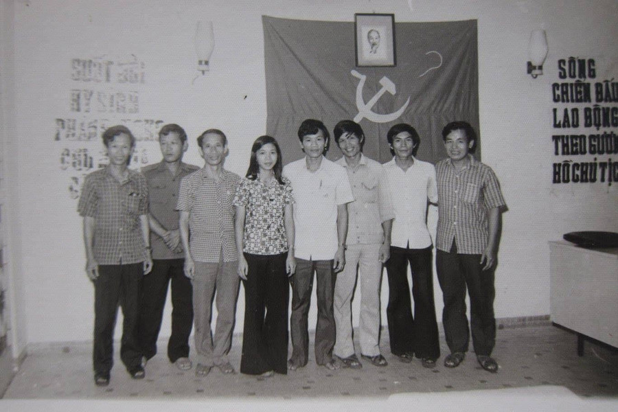Lê kết nạp Đảng tại đoàn chuyên gia S78 (1979). Lê kết nạp Đảng tại đoàn chuyên gia S78 (1979).