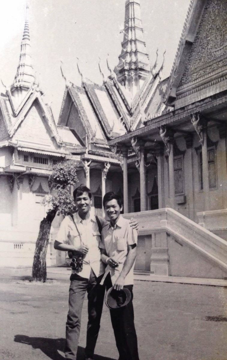 Các phóng viên Trần Sơn (trái) và Lê Trọng Thư (tại Hoàng Cung, Phnom Penh). Các phóng viên Trần Sơn (trái) và Lê Trọng Thư (tại Hoàng Cung, Phnom Penh).