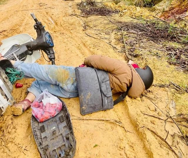 Cô giáo Lê Sương Sương thường xuyên té ngã, quần áo dính đầy bùn đất trong quá trình đến trường