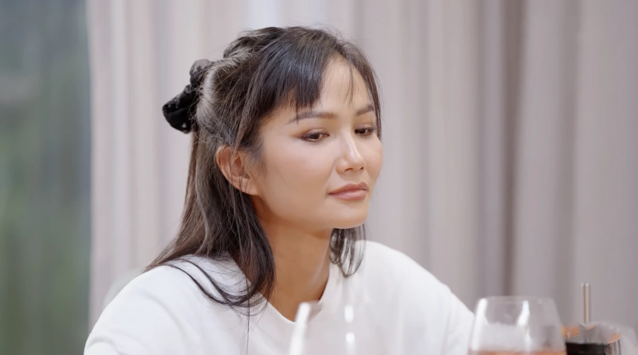 Trong Chị đẹp đạp gió rẽ sóng, H'Hen Niê nói sau khi chia tay, cô đã buồn chạm đáy trong một quãng thời gian dài nhưng không hiểu sao không thể vượt qua. “Cho nên tôi rất thích nghe câu chuyện yêu bằng lý trí mà mọi người chia sẻ", mỹ nhân Ê Đê tâm sự Trong Chị đẹp đạp gió rẽ sóng, H'Hen Niê nói sau khi chia tay, cô đã buồn chạm đáy trong một quãng thời gian dài nhưng không hiểu sao không thể vượt qua. “Cho nên tôi rất thích nghe câu chuyện yêu bằng lý trí mà mọi người chia sẻ", mỹ nhân Ê Đê tâm sự