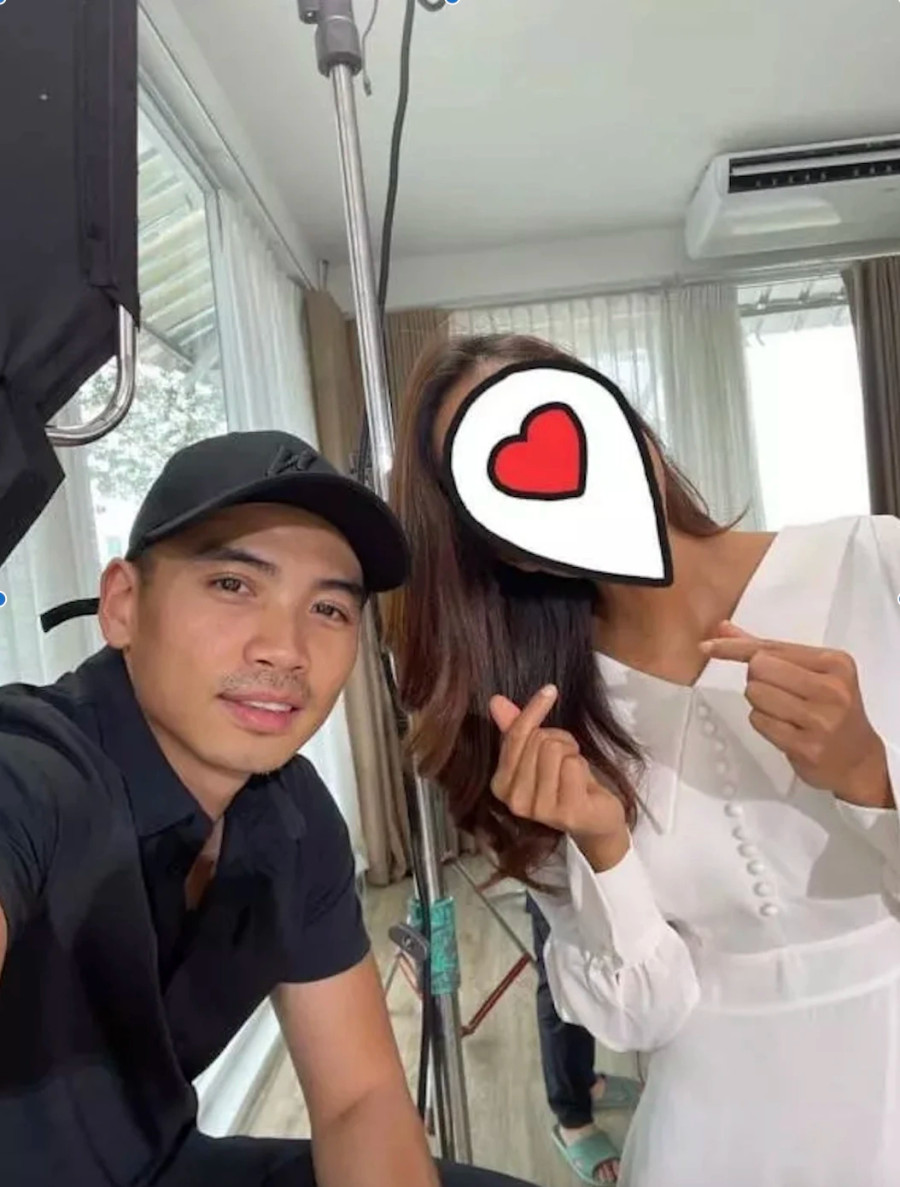 Tuấn Khôi cũng từng gây chú ý khi đăng ảnh bạn gái. Dù khéo lóe che mặt nhưng nhiều người nhận ra mái tóc ngắn và chiếc áo của cô gái trong hình trùng khớp với H'Hen Niê. Có lần, khi nhiếp ảnh gia chia sẻ ảnh mới, một khán giả bình luận: “Hen chụp nè". Anh cũng hài hước đáp lại: “Bạn trai anh đó, hơi bị đẹp trai phải không em" Tuấn Khôi cũng từng gây chú ý khi đăng ảnh bạn gái. Dù khéo lóe che mặt nhưng nhiều người nhận ra mái tóc ngắn và chiếc áo của cô gái trong hình trùng khớp với H'Hen Niê. Có lần, khi nhiếp ảnh gia chia sẻ ảnh mới, một khán giả bình luận: “Hen chụp nè". Anh cũng hài hước đáp lại: “Bạn trai anh đó, hơi bị đẹp trai phải không em"