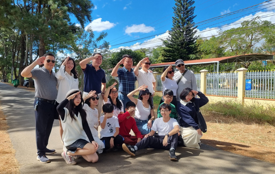 Gia đình chị Thương (đứng thứ 2 từ trái sang) chụp hình lưu niệm tại hàng thông trăm tuổi. Ảnh: Hà Phương Gia đình chị Thương (đứng thứ 2 từ trái sang) chụp hình lưu niệm tại hàng thông trăm tuổi. Ảnh: Hà Phương