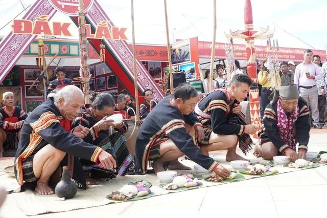 Chàng trai cùng Amí, Ama thụ lộc sau lễ cúng
