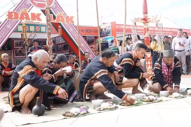 Chàng trai cùng Amí, Ama thụ lộc sau lễ cúng