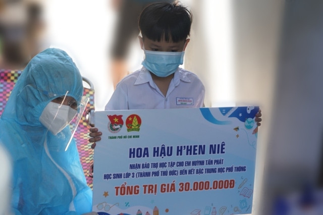 H'Hen Niê lăn xả với các hoạt động thiện nguyện H'Hen Niê lăn xả với các hoạt động thiện nguyện