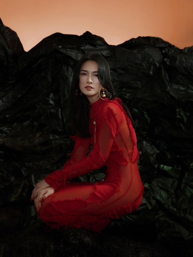 Thời gian qua, bên cạnh phim "Hoa vương", cô còn xuất hiện trong chương trình truyền hình về người mẫu Thời gian qua, bên cạnh phim "Hoa vương", cô còn xuất hiện trong chương trình truyền hình về người mẫu