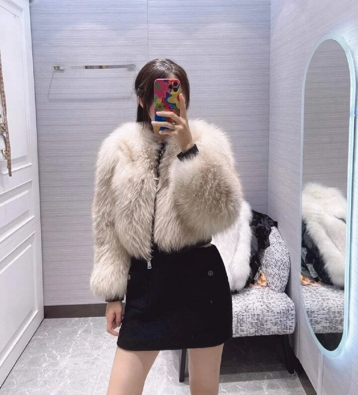 Áo lông dáng ngắn đem đến vẻ đẹp sang trọng cho những cô nàng &quot;tiểu thư&quot;.
