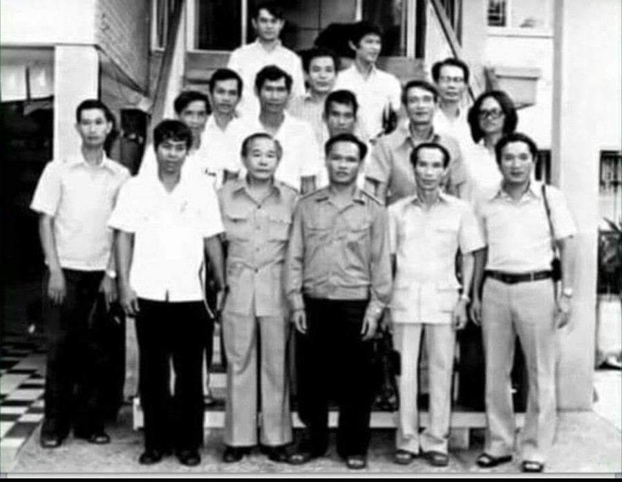 Đoàn Tổng Giám đốc TTXVN Đào Tùng thăm Campuchia sau giải phóng. Trong ảnh từ trái sang: Tổng Giám đốc Đào Tùng (thứ 3 ); đồng chí Bu Thoong, Trưởng ban tuyên huấn TƯ Đảng NDCM CPC (thứ tư); đồng chí Trần Hữu Năng, Phó trưởng Đoàn S78 (thứ năm). Đoàn Tổng Giám đốc TTXVN Đào Tùng thăm Campuchia sau giải phóng. Trong ảnh từ trái sang: Tổng Giám đốc Đào Tùng (thứ 3 ); đồng chí Bu Thoong, Trưởng ban tuyên huấn TƯ Đảng NDCM CPC (thứ tư); đồng chí Trần Hữu Năng, Phó trưởng Đoàn S78 (thứ năm).