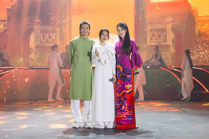 Á hậu Thụy Vân tâm sự: “Chương trình được ghi hình liên tục 5 ngày. Toàn bộ ê-kíp đã làm việc không biết ngày đêm, có những buổi ghi hình khi tôi về đến khách sạn đã là 2h sáng. Mỗi một ngày, chúng tôi chỉ ghi hình được tối đa 4 nghệ sĩ”. Á hậu Thụy Vân tâm sự: “Chương trình được ghi hình liên tục 5 ngày. Toàn bộ ê-kíp đã làm việc không biết ngày đêm, có những buổi ghi hình khi tôi về đến khách sạn đã là 2h sáng. Mỗi một ngày, chúng tôi chỉ ghi hình được tối đa 4 nghệ sĩ”.