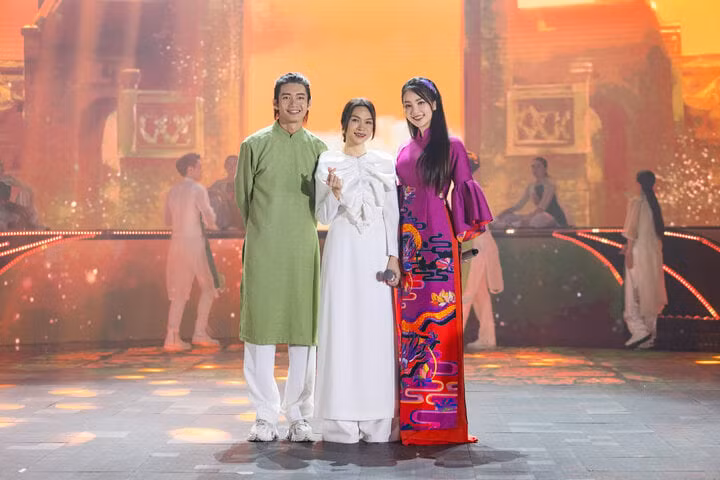 Á hậu Thụy Vân tâm sự: “Chương trình được ghi hình liên tục 5 ngày. Toàn bộ ê-kíp đã làm việc không biết ngày đêm, có những buổi ghi hình khi tôi về đến khách sạn đã là 2h sáng. Mỗi một ngày, chúng tôi chỉ ghi hình được tối đa 4 nghệ sĩ”.