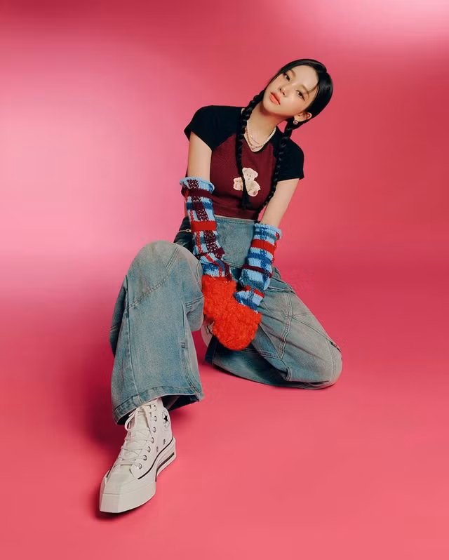 Là một trong những nữ thần tượng nổi tiếng của làng giải trí xứ sở kim chi, nhan sắc và tài năng của Karina luôn trở thành đề tài bán tán sôi nổi trên các trang mạng xã hội. Mỹ nhân sinh năm 2000 thường xuyên xuất hiện lung linh đến mức khó tin. Ở nhiều hình ảnh, cô giống nhân vật truyện tranh bước ra thế giới thực