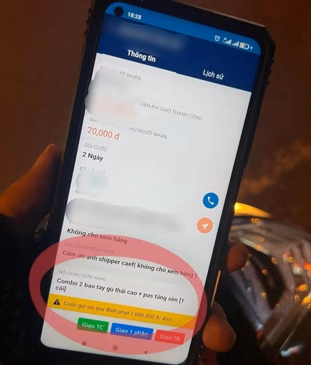 Để qua mặt nhân viên và công ty giao hàng, Tài đóng gói pháo rồi viết giả đơn thành một món hàng khác