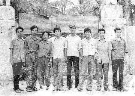 Các cán bộ kỹ thuật TTXVN tại đoàn S78 (Phom Penh, 1/1979). Các cán bộ kỹ thuật TTXVN tại đoàn S78 (Phom Penh, 1/1979).