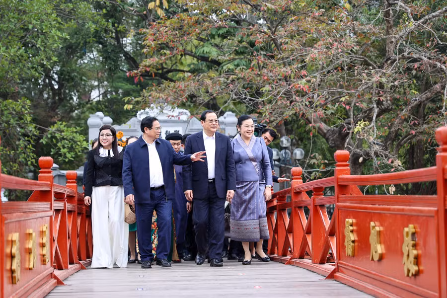 Thủ tướng Phạm Minh Chính và Phu nhân cùng Thủ tướng CHDCND Lào Sonexay Siphandone và Phu nhân đi qua cầu Thê Húc. Ảnh: Đoàn Bắc
