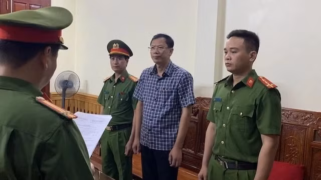 Ông Nguyễn Văn Hùng (áo ca rô), cựu Hiệu trưởng Trường cao đẳng Công nghiệp Thanh Hóa đã bị khai trừ khỏi Đảng và đang bị tạm giam để phục vụ điều tra sai phạm
