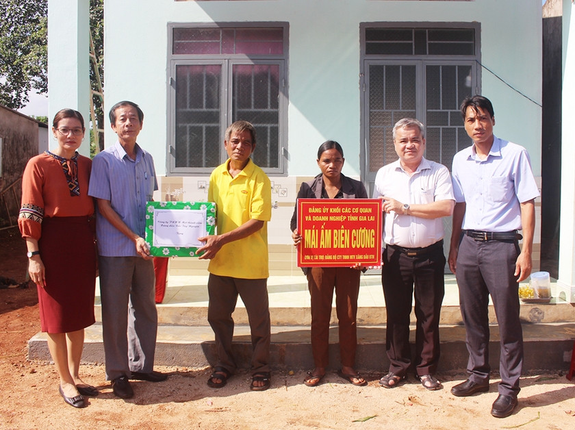 Phó Bí thư Thường trực Đảng ủy Khối các Cơ quan và Doanh nghiệp tỉnh Dương Dã (thứ 2 từ phải sang) cùng đại diện lãnh đạo UBND huyện Đức Cơ trao “Mái ấm biên cương” cho bà Rơ Châm H’Nak (làng Mook Đen 1, xã Ia Dom). Ảnh: Phan Lài Phó Bí thư Thường trực Đảng ủy Khối các Cơ quan và Doanh nghiệp tỉnh Dương Dã (thứ 2 từ phải sang) cùng đại diện lãnh đạo UBND huyện Đức Cơ trao “Mái ấm biên cương” cho bà Rơ Châm H’Nak (làng Mook Đen 1, xã Ia Dom). Ảnh: Phan Lài