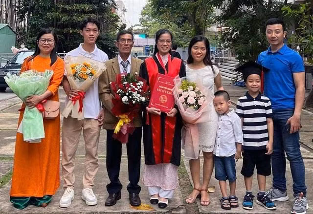 Bà Chi cùng gia đình ông Diệm trong dịp nhận bằng tốt nghiệp của em Trần Thị Phương Thảo (con gái ông Diệm) năm 2022. Đứng giữa ông bà là em Trần Văn Anh Thư (Tốp)