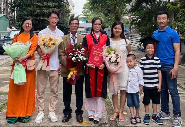 Bà Chi cùng gia đình ông Diệm trong dịp nhận bằng tốt nghiệp của em Trần Thị Phương Thảo (con gái ông Diệm) năm 2022. Đứng giữa ông bà là em Trần Văn Anh Thư (Tốp) Bà Chi cùng gia đình ông Diệm trong dịp nhận bằng tốt nghiệp của em Trần Thị Phương Thảo (con gái ông Diệm) năm 2022. Đứng giữa ông bà là em Trần Văn Anh Thư (Tốp)