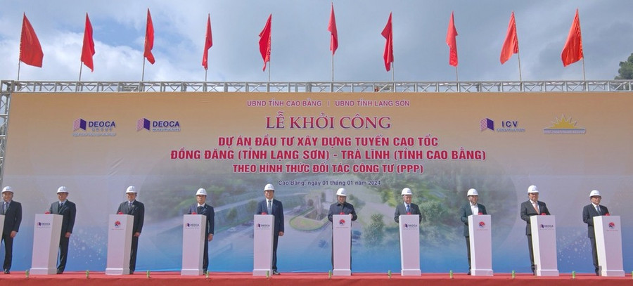 Thủ tướng Chính phủ Phạm Minh Chính cùng các đại biểu bấm nút phát lệnh khởi công Dự án đường Cao tốc Đồng Đăng-Trà Lĩnh. Ảnh: Việt Hùng/Vietnam+