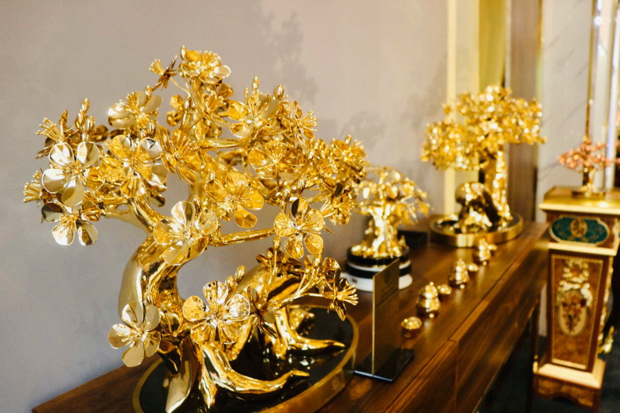 Những cây mai mạ vàng có kích thước nhỏ hơn cũng được trưng bày tại showroom