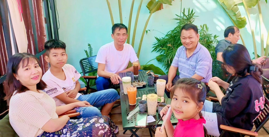 Gia đình anh Vũ Văn Tùng (thứ 4 từ trái sang) vui vẻ uống cà phê cùng nhau trong dịp cuối năm. Ảnh: Vũ Chi Gia đình anh Vũ Văn Tùng (thứ 4 từ trái sang) vui vẻ uống cà phê cùng nhau trong dịp cuối năm. Ảnh: Vũ Chi