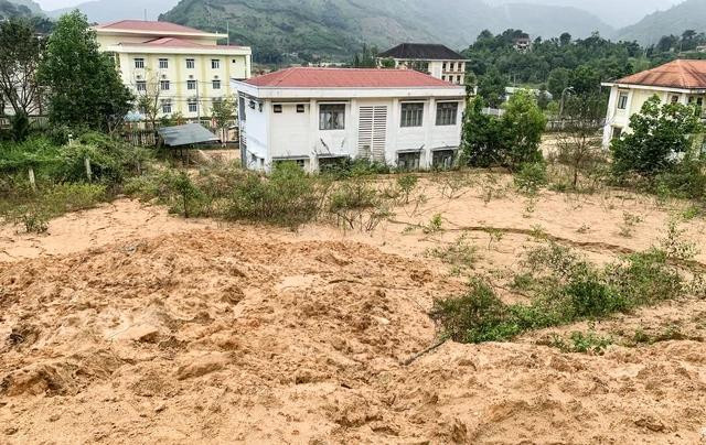 Sạt lở tràn một khối lượng lớn đất xuống các trụ sở