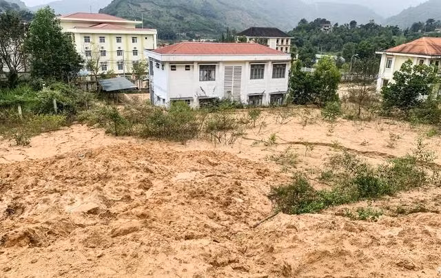 Sạt lở tràn một khối lượng lớn đất xuống các trụ sở