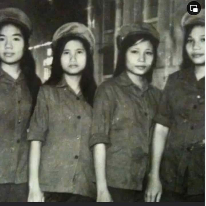 Các phóng viên đầu tiên của SPK do TTXVN đào tạo. Từ trái sang: Chhem Chanty, Kong Nakry, Long Mary, Chan Kolap