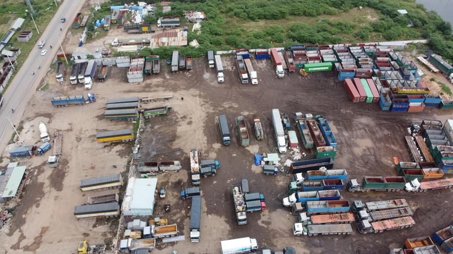 Ghi nhận của phóng viên những ngày gần đây cho thấy hàng trăm xe đầu kéo, xe tải đậu bên trong. Theo tính toán, với giá dịch vụ cho thuê bãi đậu xe trên địa bàn TP Quy Nhơn, mỗi năm Công ty Đường bộ Quy Nhơn thu hàng tỉ đồng mà không đóng tiền thuê đất.