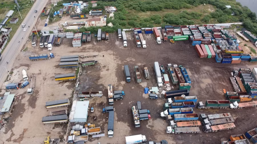 Ghi nhận của phóng viên những ngày gần đây cho thấy hàng trăm xe đầu kéo, xe tải đậu bên trong. Theo tính toán, với giá dịch vụ cho thuê bãi đậu xe trên địa bàn TP Quy Nhơn, mỗi năm Công ty Đường bộ Quy Nhơn thu hàng tỉ đồng mà không đóng tiền thuê đất.