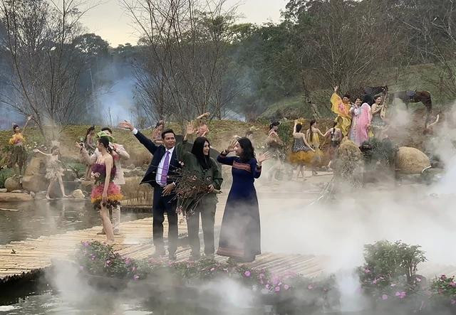 Ông Đặng Quang Hà, Chủ tịch UBND huyện Kon Plông, tỉnh Kon Tum và bà Y Ngọc, Phó chủ tịch UBND tỉnh Kon Tum tặng hoa nhà thiết kế Minh Hạnh (giữa)