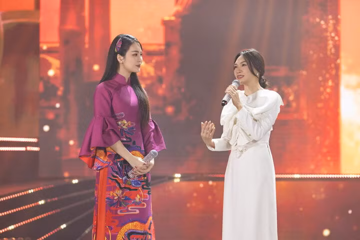 Thụy Vân trò chuyện cùng khách mời - ca sĩ Mỹ Tâm. Cô tiết lộ, giám khảo Vietnam Idol là là người cô coi như thần tượng. Do đó, khi trò chuyện cùng Mỹ Tâm cô vừa vui, vừa háo hức lại vừa có chút lo lắng, hồi hộp.