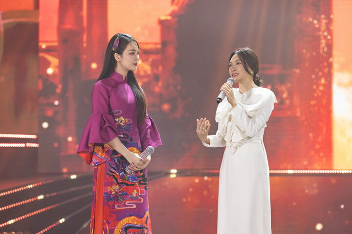 Thụy Vân trò chuyện cùng khách mời - ca sĩ Mỹ Tâm. Cô tiết lộ, giám khảo Vietnam Idol là là người cô coi như thần tượng. Do đó, khi trò chuyện cùng Mỹ Tâm cô vừa vui, vừa háo hức lại vừa có chút lo lắng, hồi hộp. Thụy Vân trò chuyện cùng khách mời - ca sĩ Mỹ Tâm. Cô tiết lộ, giám khảo Vietnam Idol là là người cô coi như thần tượng. Do đó, khi trò chuyện cùng Mỹ Tâm cô vừa vui, vừa háo hức lại vừa có chút lo lắng, hồi hộp.