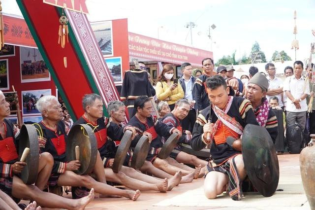 Già làng đeo khiên, trao kiếm cho chàng trai để múa cảm tạ thần linh