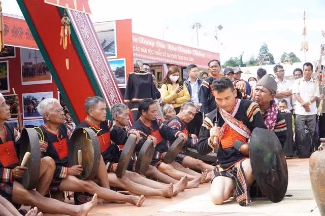 Già làng đeo khiên, trao kiếm cho chàng trai để múa cảm tạ thần linh