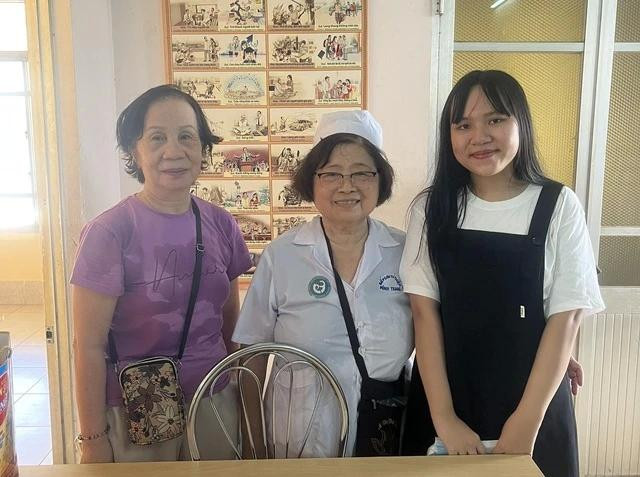 Nguyễn Ngọc Trà My (bên phải) trong một lần tham gia bếp ăn từ thiện tại Bệnh viện đa khoa tỉnh Phú Yên Nguyễn Ngọc Trà My (bên phải) trong một lần tham gia bếp ăn từ thiện tại Bệnh viện đa khoa tỉnh Phú Yên