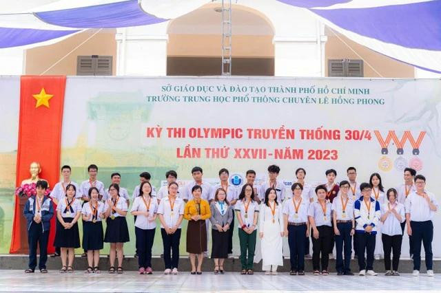 Trà My (hàng đầu bên trái, thứ 2) đoạt HCV kỳ thi Olympic truyền thống 30.4 các tỉnh phía nam môn tiếng Anh năm 2023 Trà My (hàng đầu bên trái, thứ 2) đoạt HCV kỳ thi Olympic truyền thống 30.4 các tỉnh phía nam môn tiếng Anh năm 2023