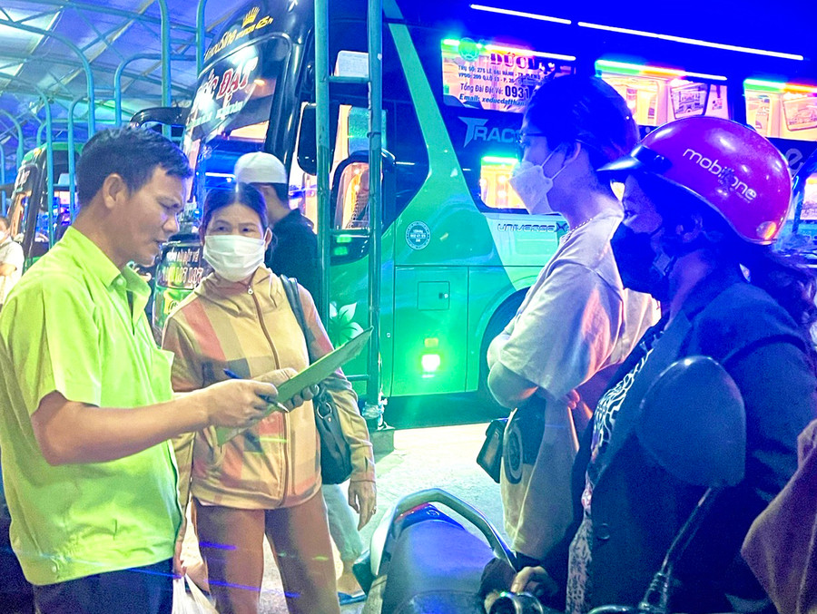 Sở Giao thông-Vận tải yêu cầu các đơn vị vận tải phải quán triệt cho lái xe và nhân viên về ý thức phục vụ hành khách, kiểm tra hàng hóa chuyên chở đúng quy định. Ảnh: M.P Sở Giao thông-Vận tải yêu cầu các đơn vị vận tải phải quán triệt cho lái xe và nhân viên về ý thức phục vụ hành khách, kiểm tra hàng hóa chuyên chở đúng quy định. Ảnh: M.P