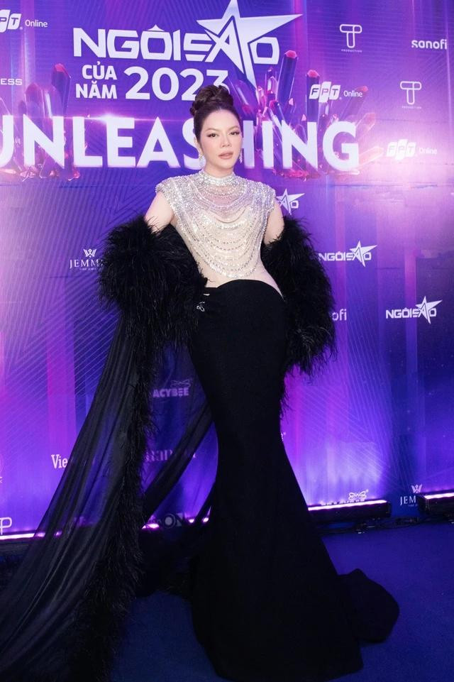 Trong vai trò giám khảo lẫn người công bố giải, Lý Nhã Kỳ chọn chiếc váy tôn vóc dáng nóng bỏng