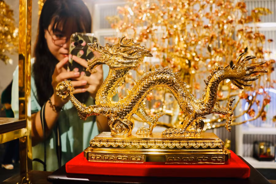 Mẫu rồng mạ vàng cũng được ra mắt trong năm nay